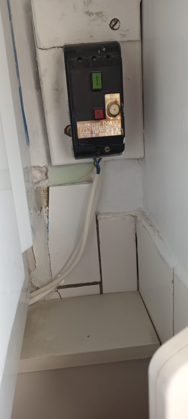 Ancien disjoncteur DM12 hors d'âge avant remplacement